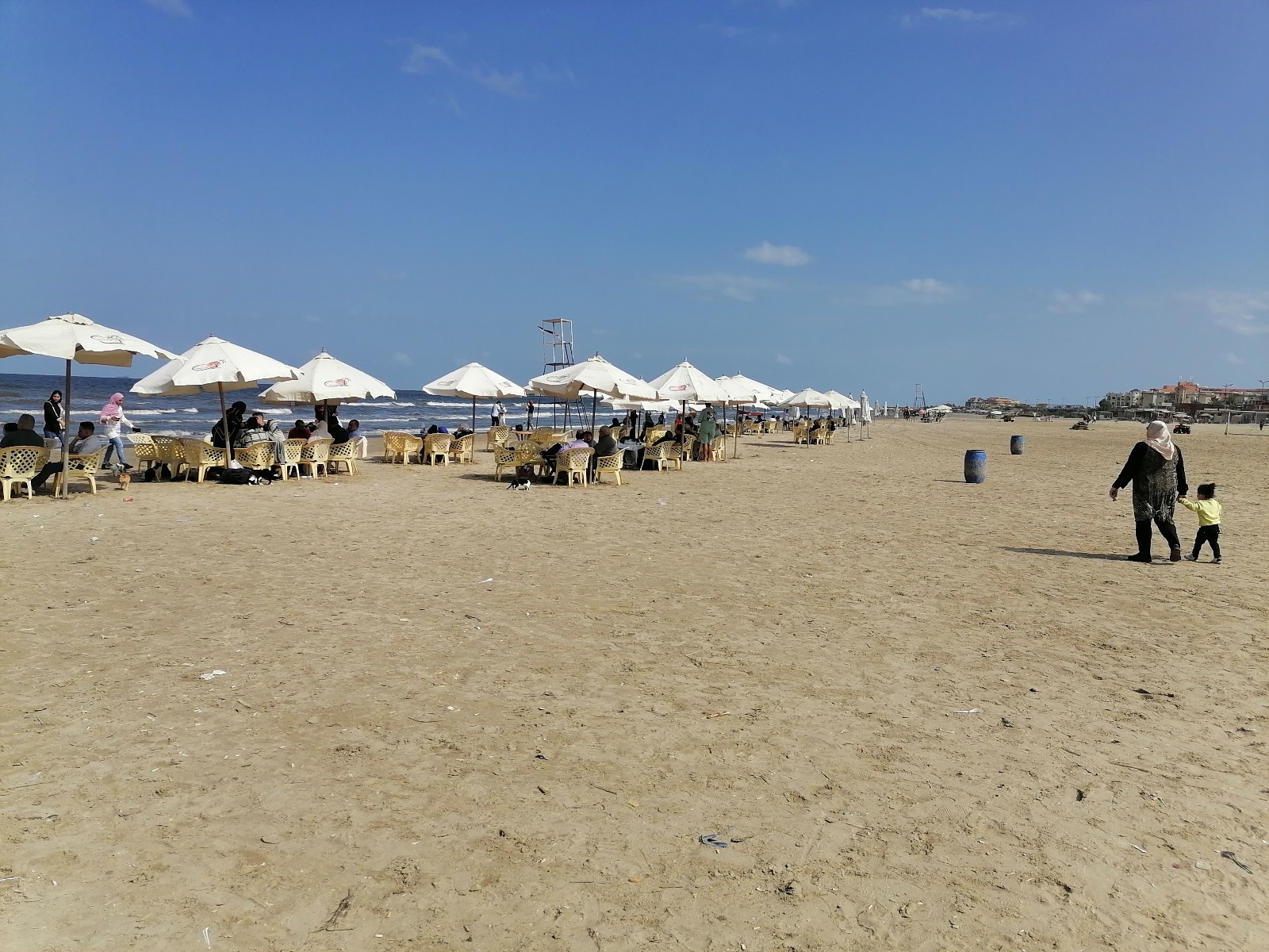 العشرات على شاطئ بورسعيد