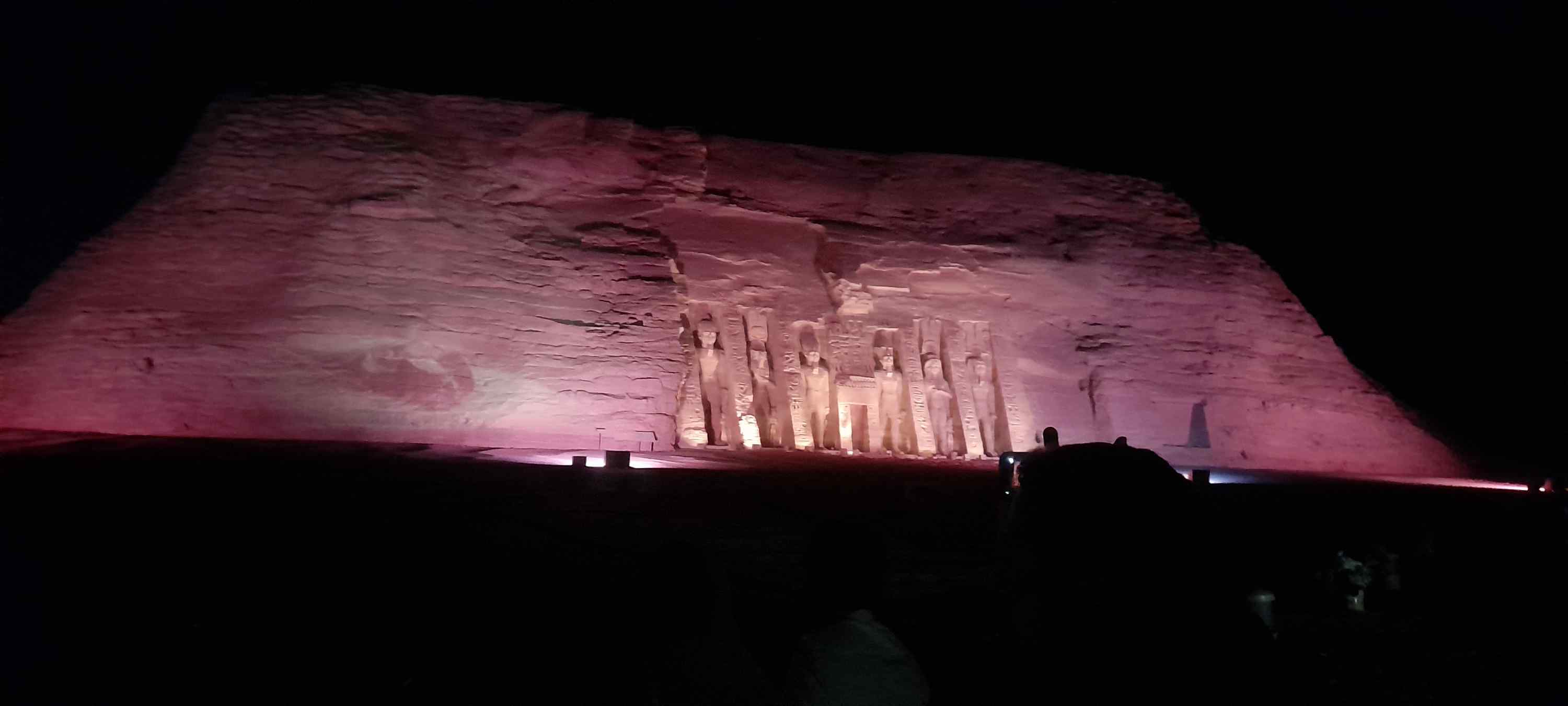 عرض عالمى للصوت والضوء أمام ساحة معابد أبوسمبل (6)