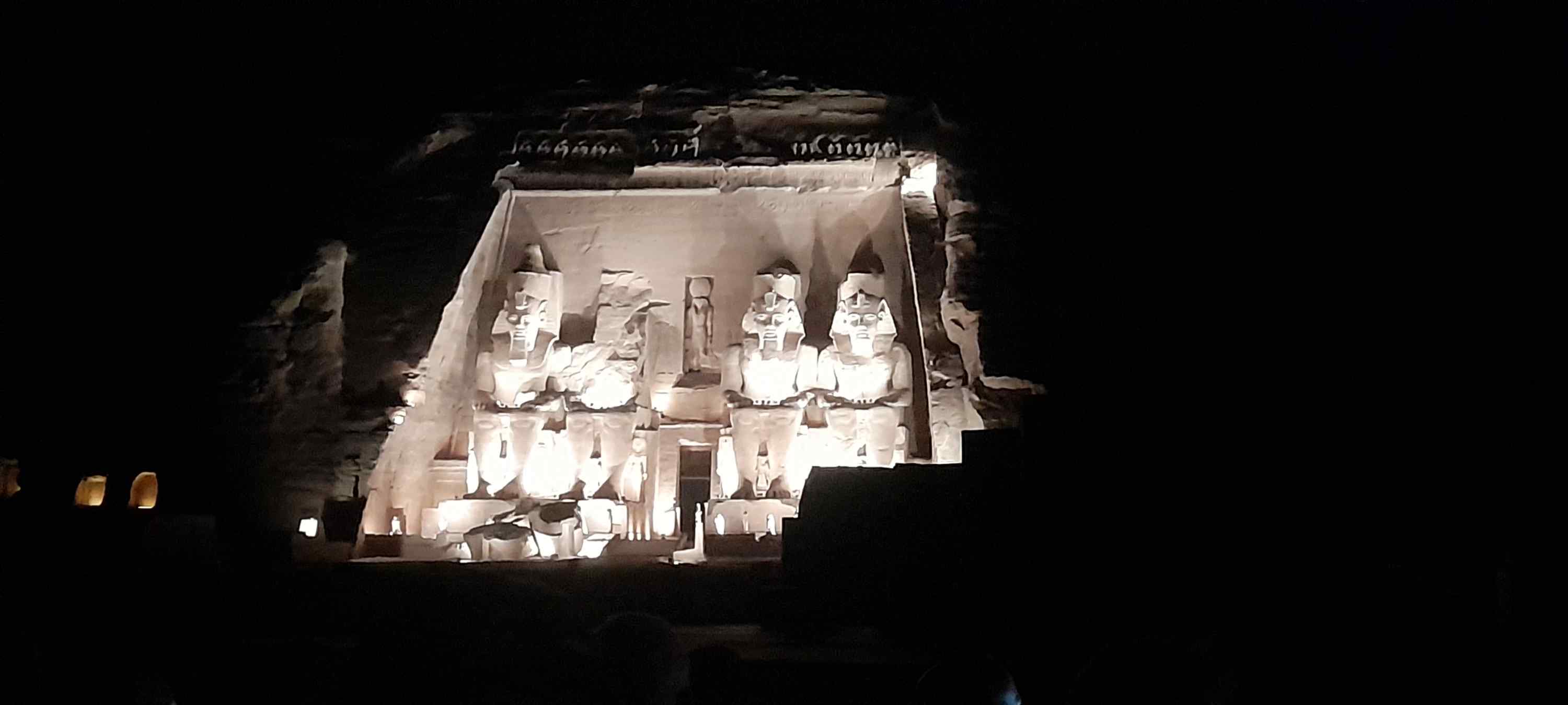 عرض عالمى للصوت والضوء أمام ساحة معابد أبوسمبل (1)