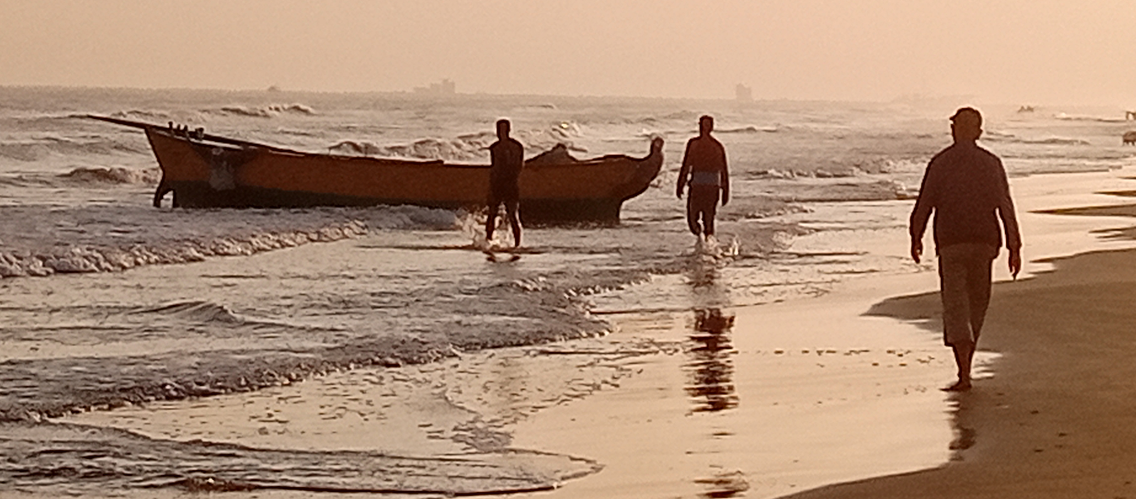 صيادو بورسعيد يزاولون  الصيد بالبحر  الأبيض المتوسط