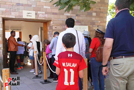 الطفل-الأجنبى-يرتدى-تيشرت-محمد-صلاح-(2)