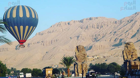 جانب-من-تحليق-البالون-بجوار-تمثالى-ممنون