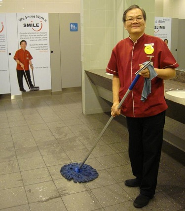 التعامل مع عامل النظافة