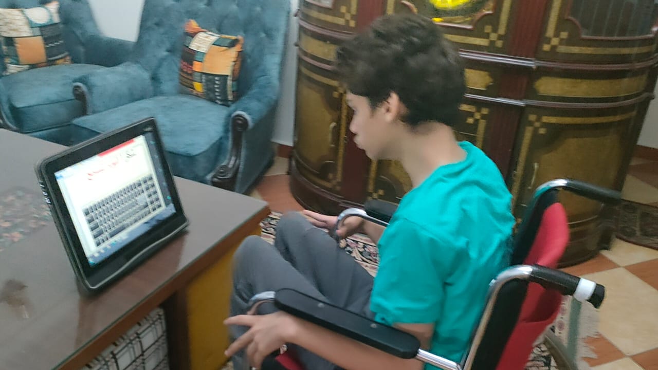 يوسف يكتب علي الكومبيوتر ببصمه العين شكرا اليوم السابع