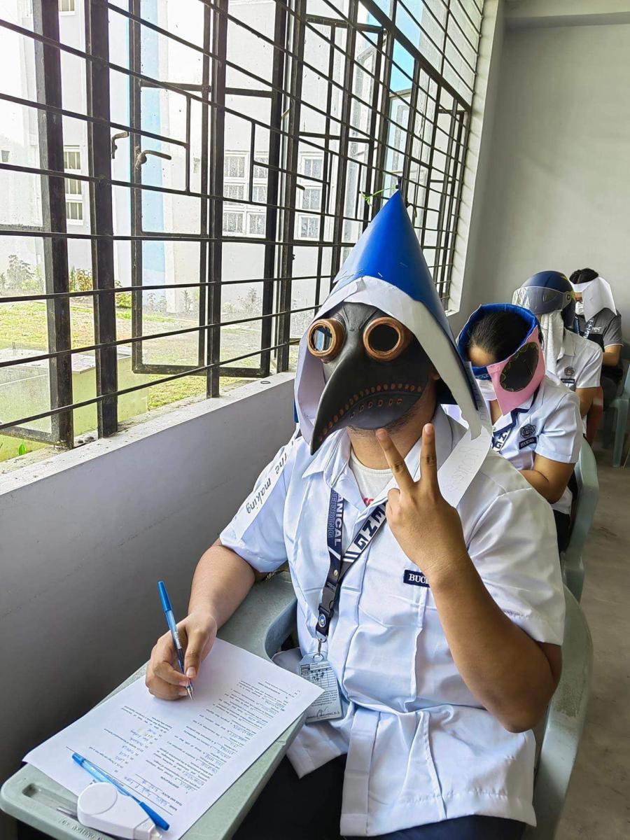 طلاب كلية الهندسة فى الفلبين يرتدون أقنعة لمنع الغش