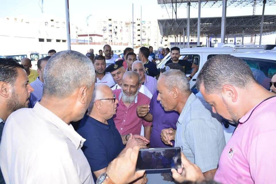 محافظ بورسعيد اثناء الجولة التفقدية للميناء البرى