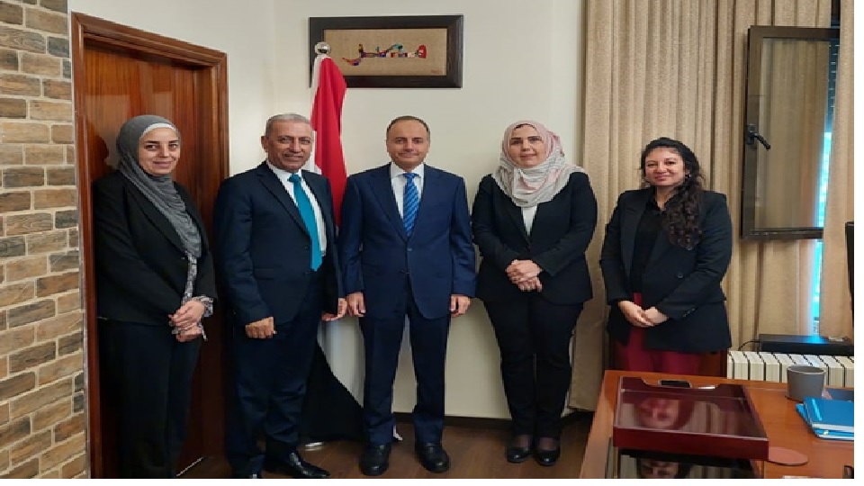 سفير مصر لدى رام الله يستقبل وفداً من المركز الفلسطيني (3)