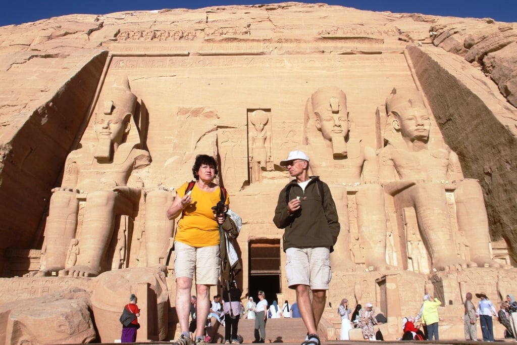 السائح الأجنبى وزوجته بمعبد أبوسمبل