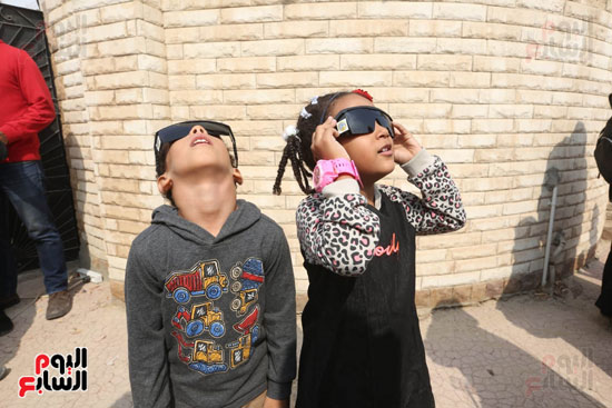 أطفال يتابعون كسوف الشمس من معهد البحوث الفلكية