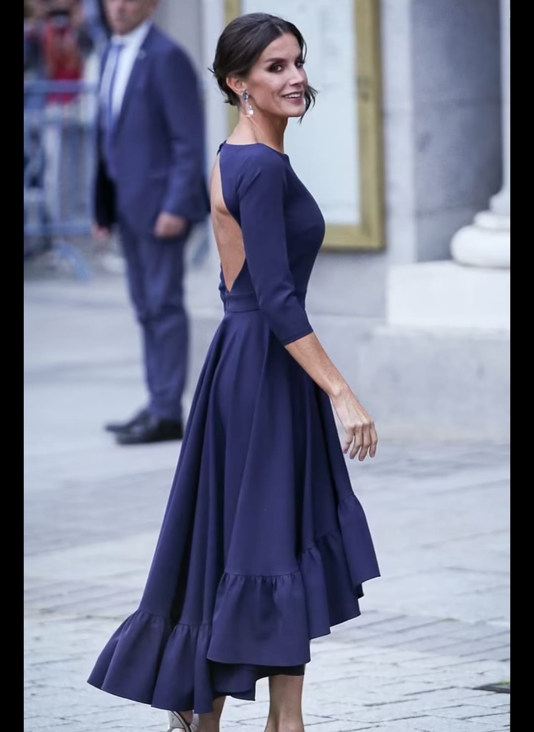 الملكة ليتيزيا أنيقة فى فستان أزرق داكن جريء .. شاهدى إطلالتها .. صور