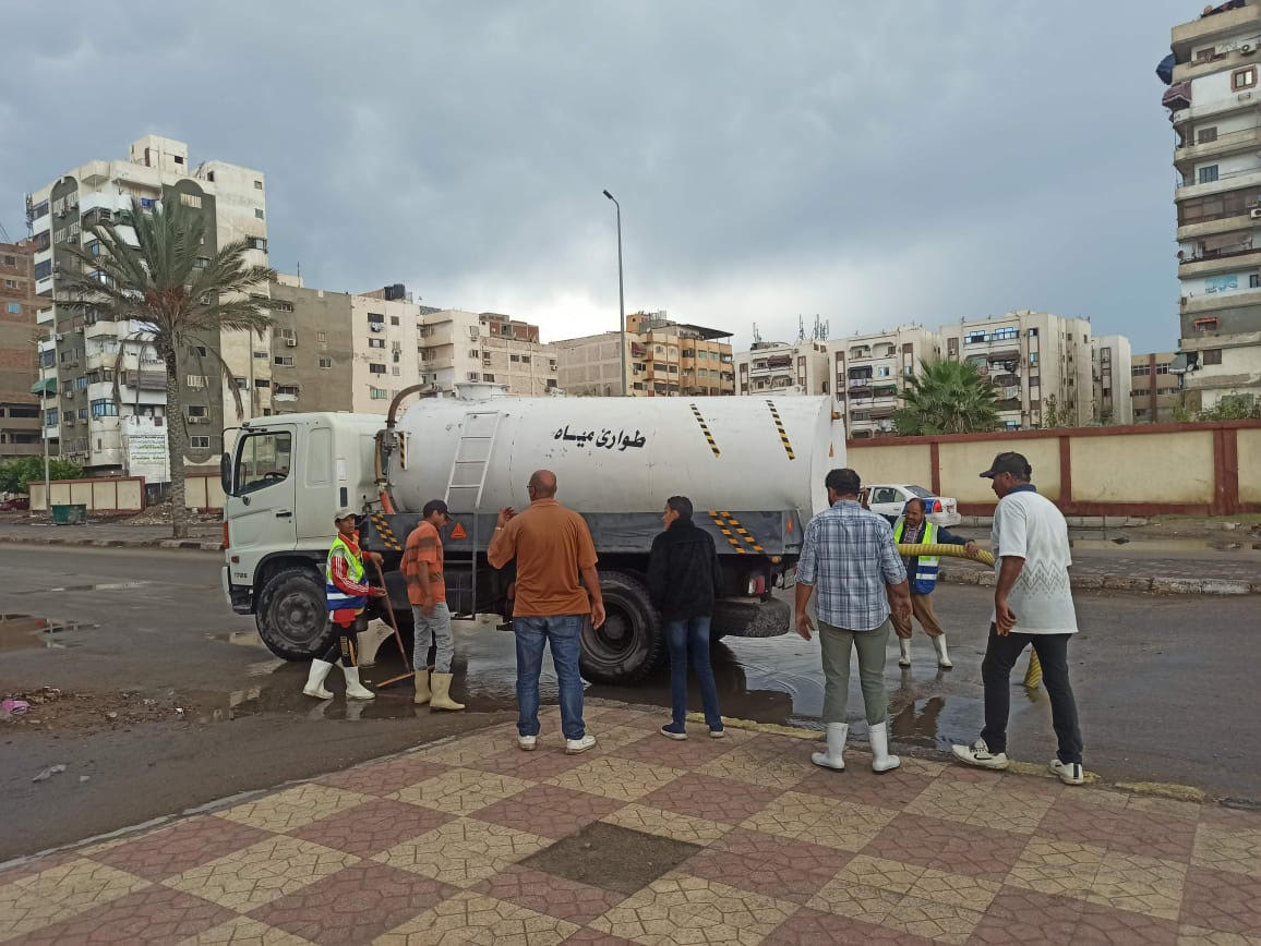 طوارئ القابضة ترفع مياه الأمطار من الشوارع ببورسعيد