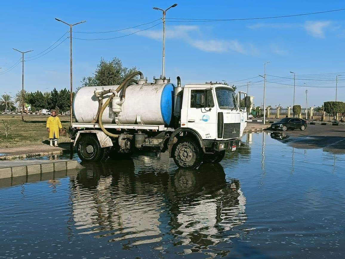 سيارات شفط المياه من الشوارع والميادين