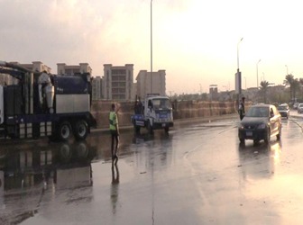 رجال الشرطة تساعد المواطنين في مواجهة موجة الطقس السيئ (7)