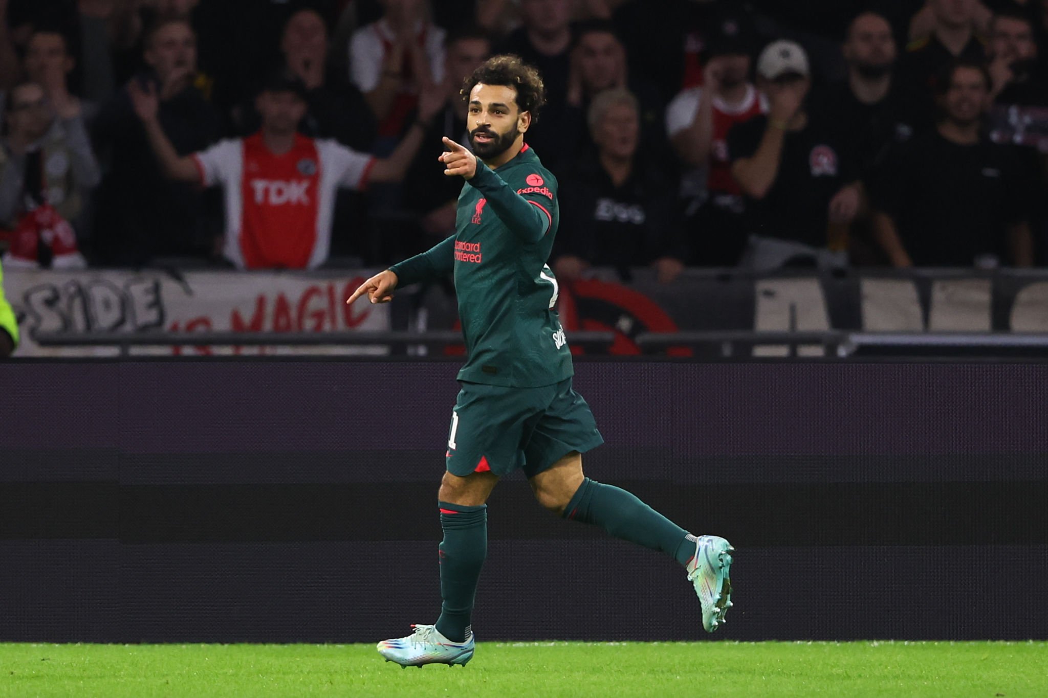 محمد صلاح يحتفل بهدف ليفربول (3)