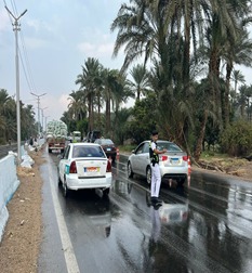 رجال الشرطة تساعد المواطنين في مواجهة موجة الطقس السيئ (3)