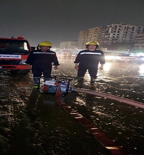 رجال الشرطة تساعد المواطنين في مواجهة موجة الطقس السيئ (6)