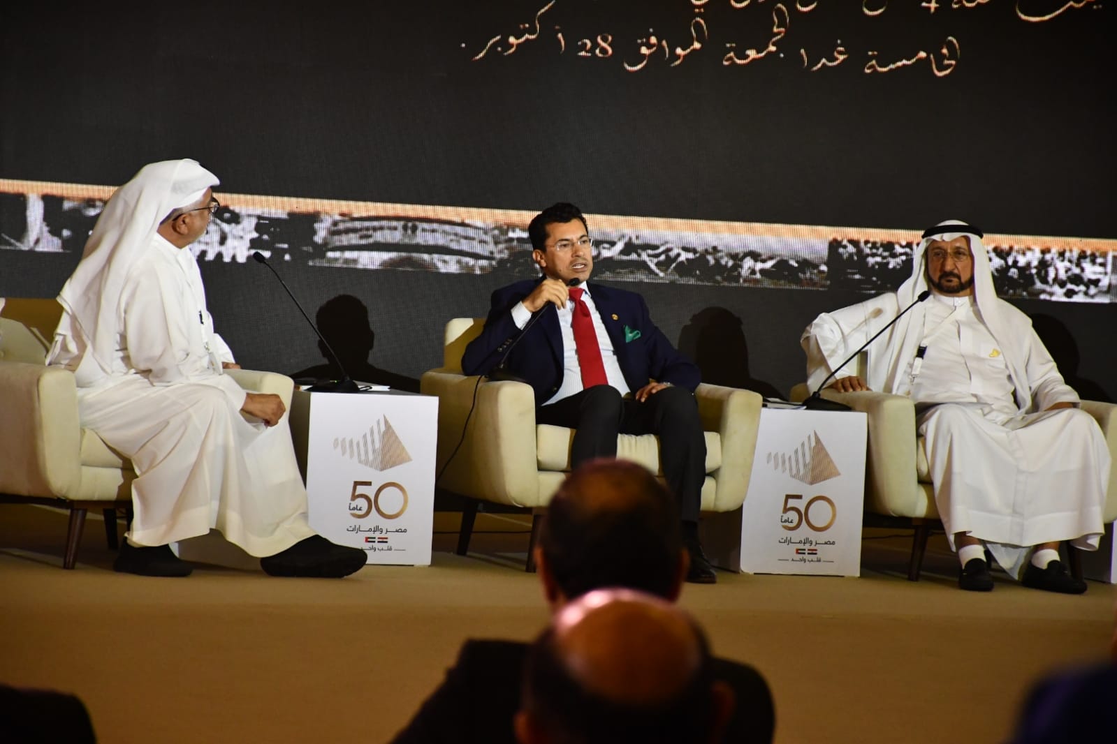 وزير الرياضة يشارك في جلسة نقاشية حول تاريخ العلاقات الرياضية الإماراتية المصرية  (2) - Copy