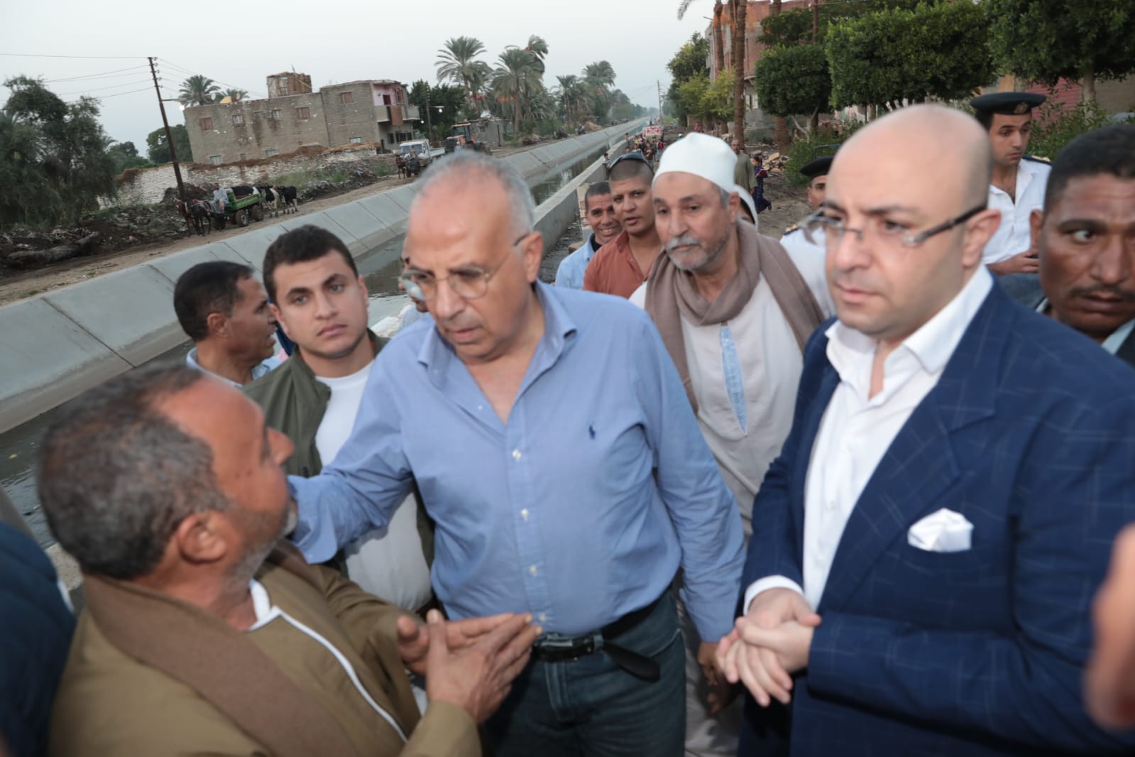  وزير الري ومحافظ بنى سويف يتفقدان أعمال تأهيل وتبطين الترع  (4)