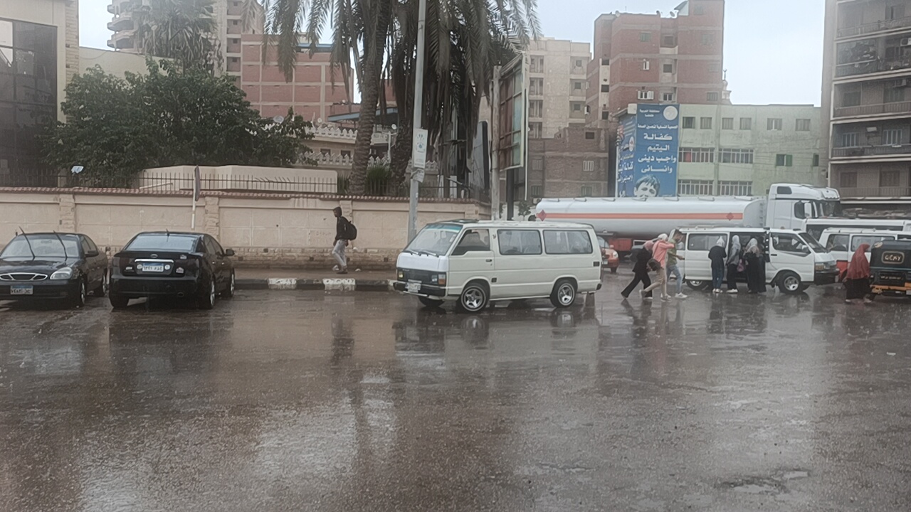 هطول أمطار غزيرة بمدينة طنطا والدفع بسيارات لشفط المياه من الشوارع (3)