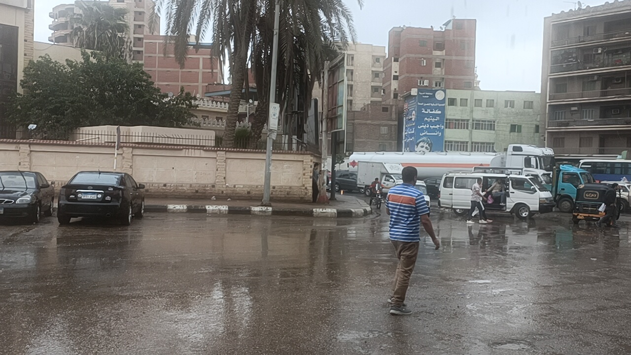هطول أمطار غزيرة بمدينة طنطا والدفع بسيارات لشفط المياه من الشوارع (1)