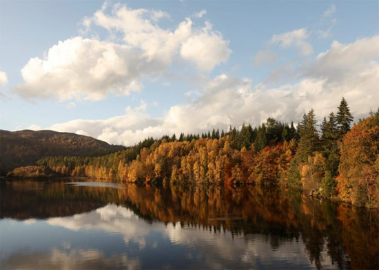 تنعكس أوراق الشجر الخريفية على بحيرة لوخ فاسكالي باسكتلندا