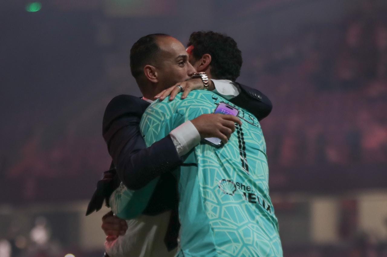 أحتفال وليد سليمان مع لاعبى الاهلى بكأس السوبر  (6)