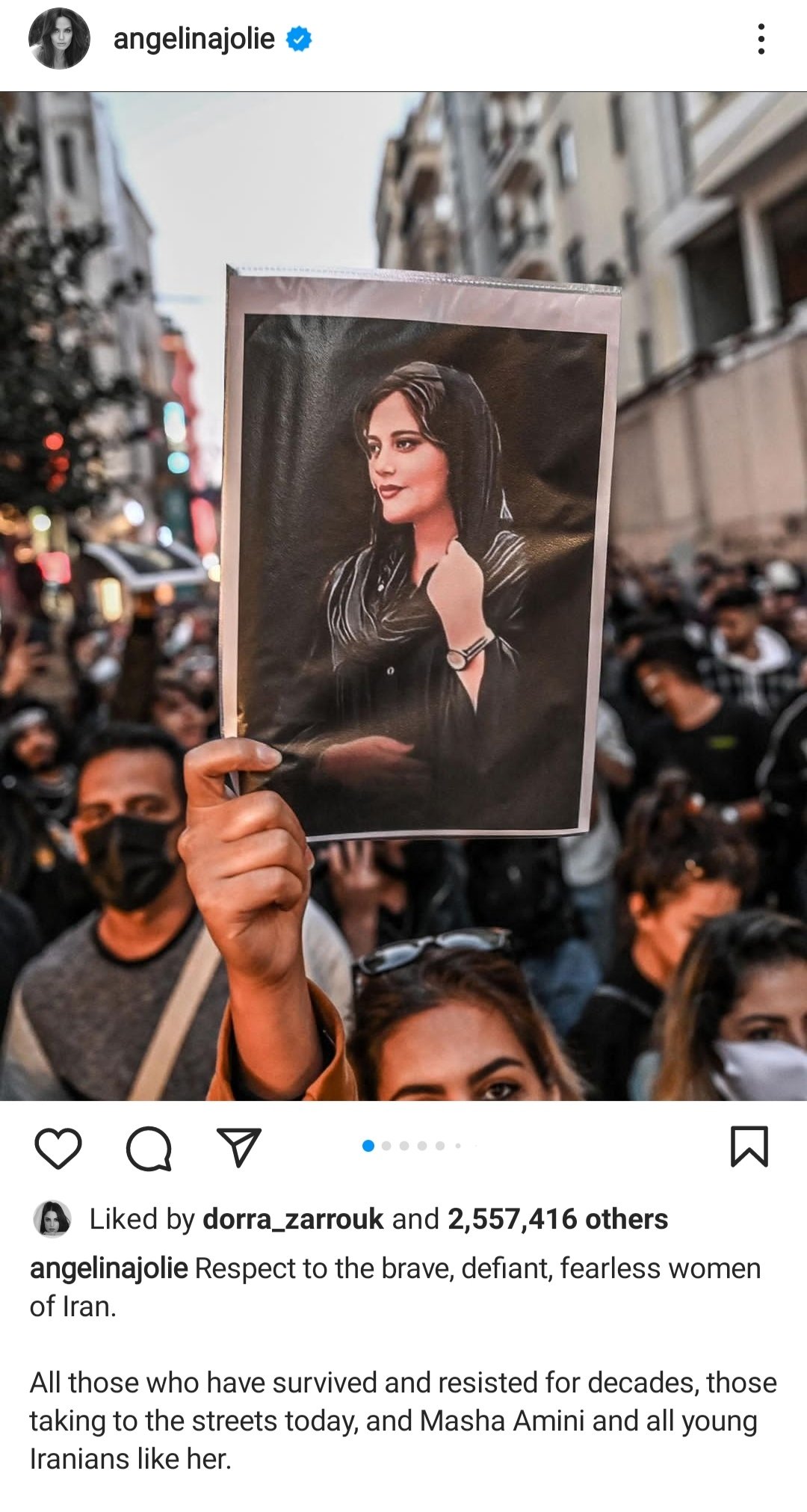 أنجلينا جولي تدعم النساء الإيرانيات