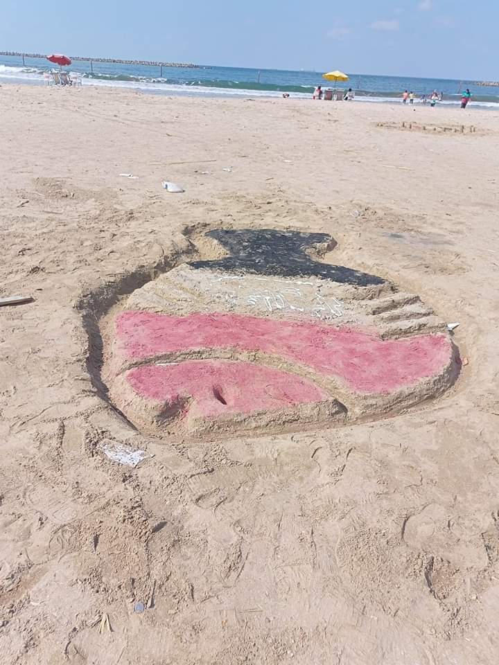 الرسم علي الرمال مسابقة فنية علي شواطئ رأس البر (1)