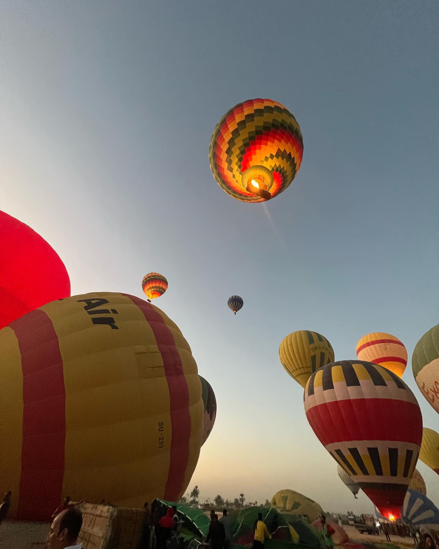 تجهيز البالونات للتحليق فى السماء