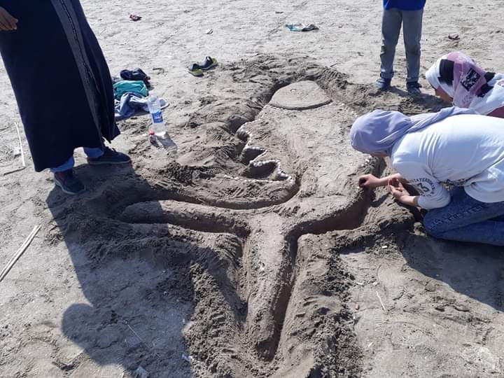 الرسم علي الرمال مسابقة فنية علي شواطئ رأس البر (2)