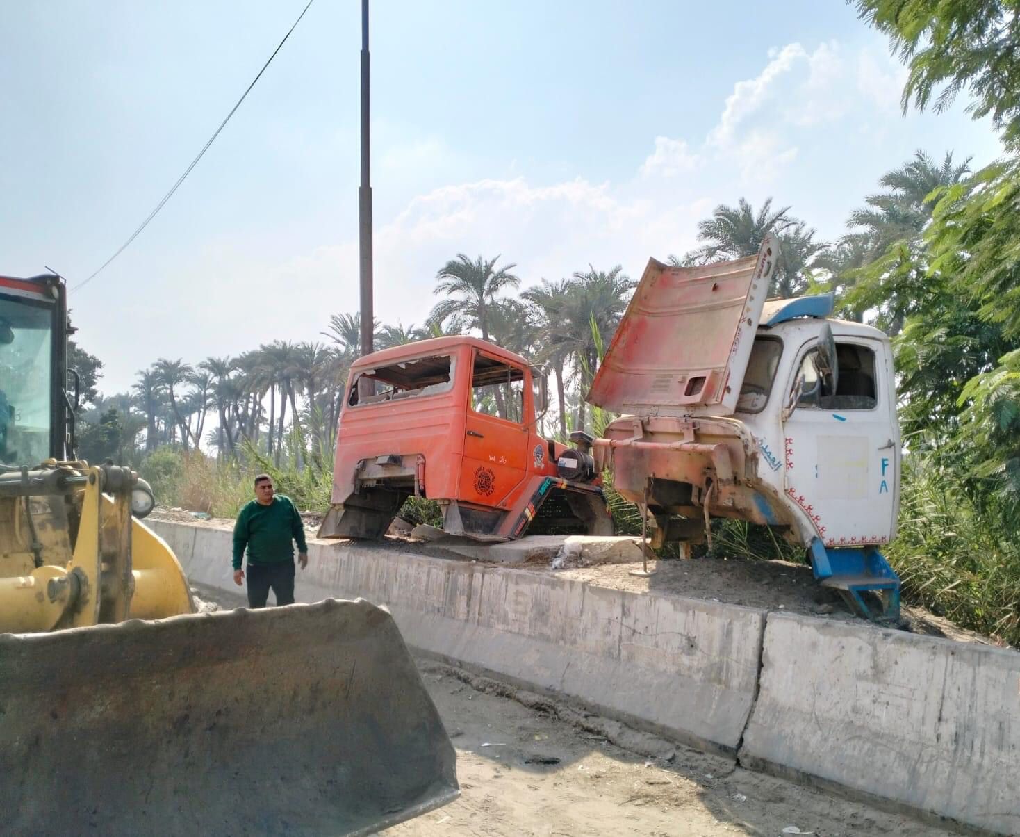 إزالة السيارات المتهالكة بطريق مصر أسيوط