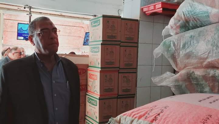 ناصر ثابت وكيل وزارة تموين بورسعيد داخل المخزن لمعاينة المضبوطات
