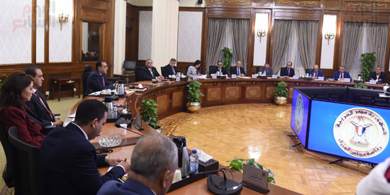 رئيس الوزراء يلتقى رؤساء اللجان النوعية بمجلس النواب (2)