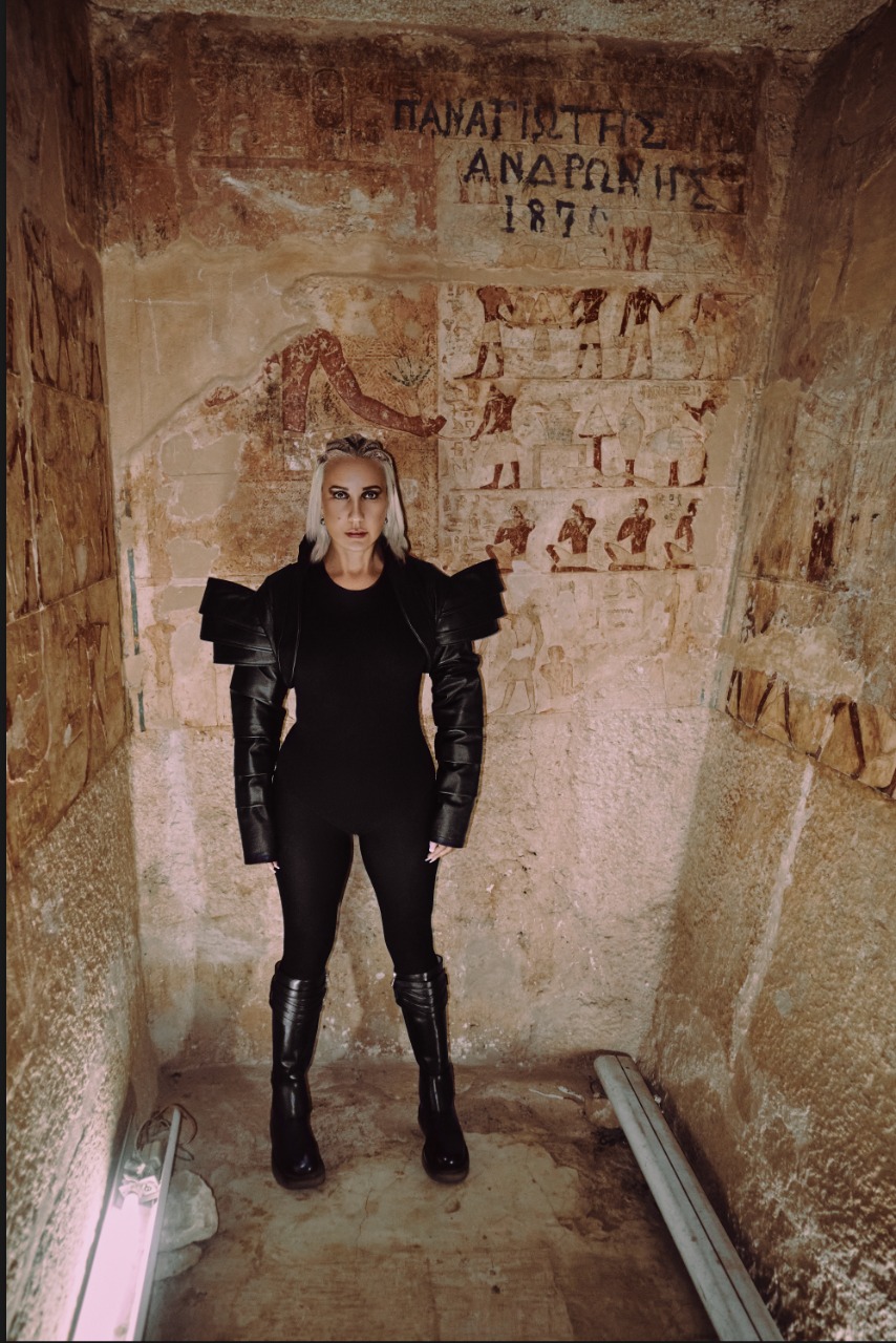 آمون ستار داخل مقبرة خفرع