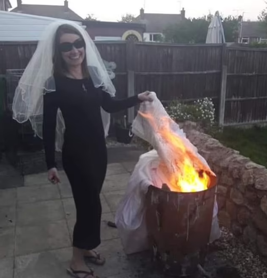 السيدة تحرق فستانها