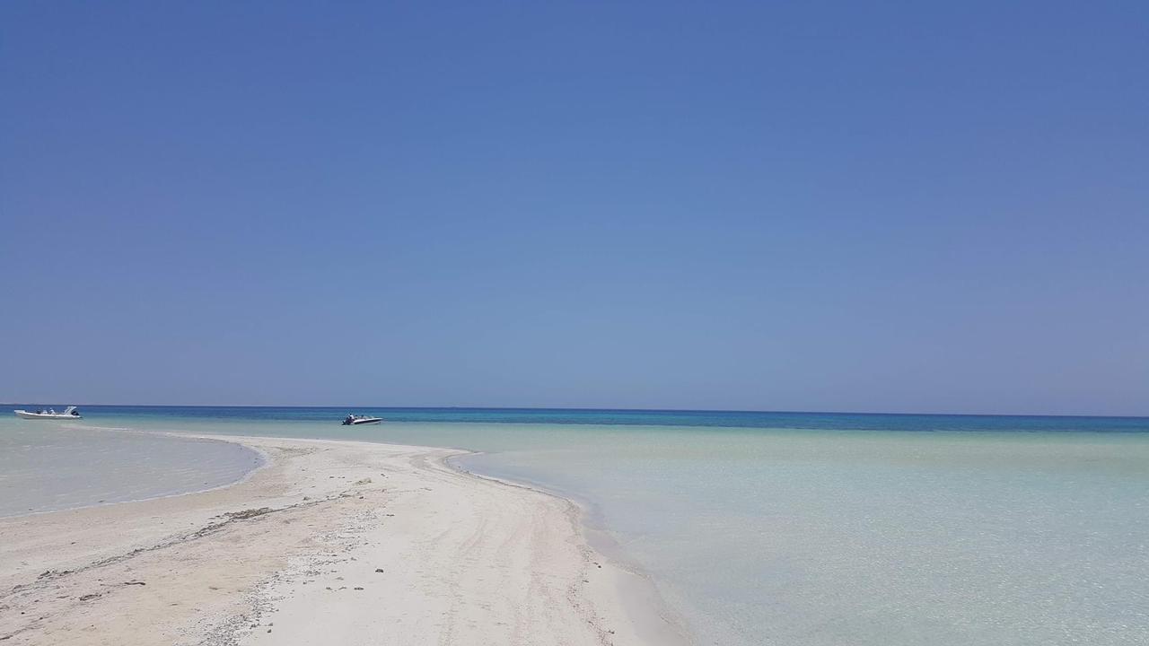 شاطئ رملي بجزيرة ابو منقار 