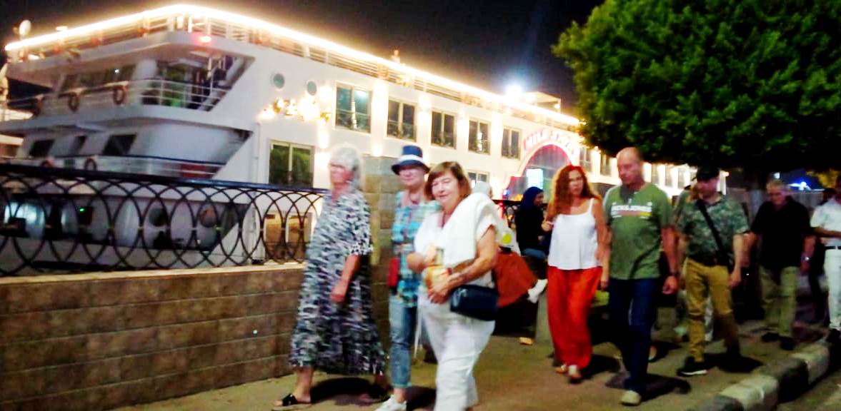 السائحون يزورون المناطق الأثرية والسياحية بسوهاج  (4)