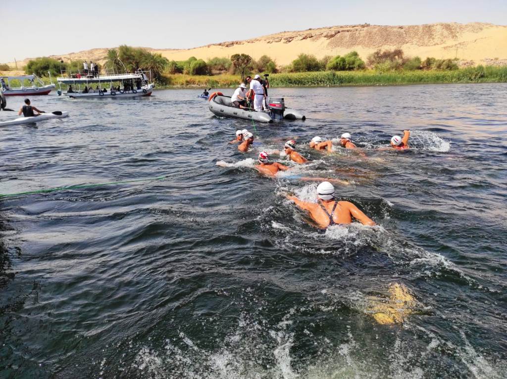 محافظ أسوان بطولة الصعيد للسباحة ترويج وتسويق للسياحة (16)