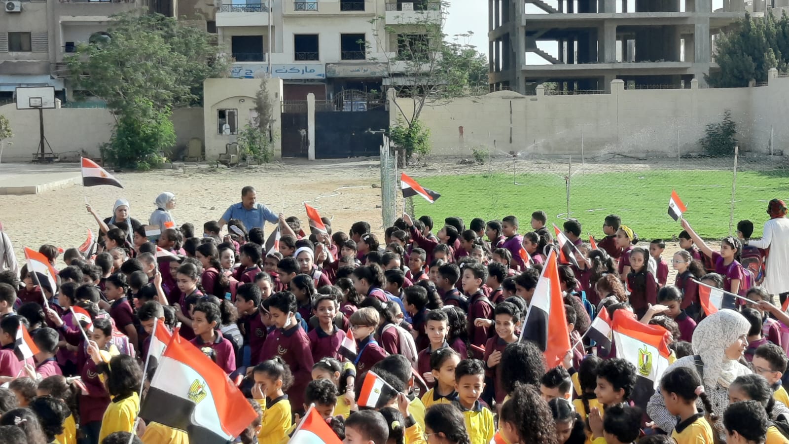 طلاب المدارس يحتفلون بانتصار أكتوبر العظيم