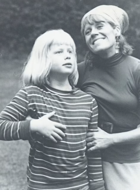 صورة قديمة لبوريس جونسون برفقة والدته