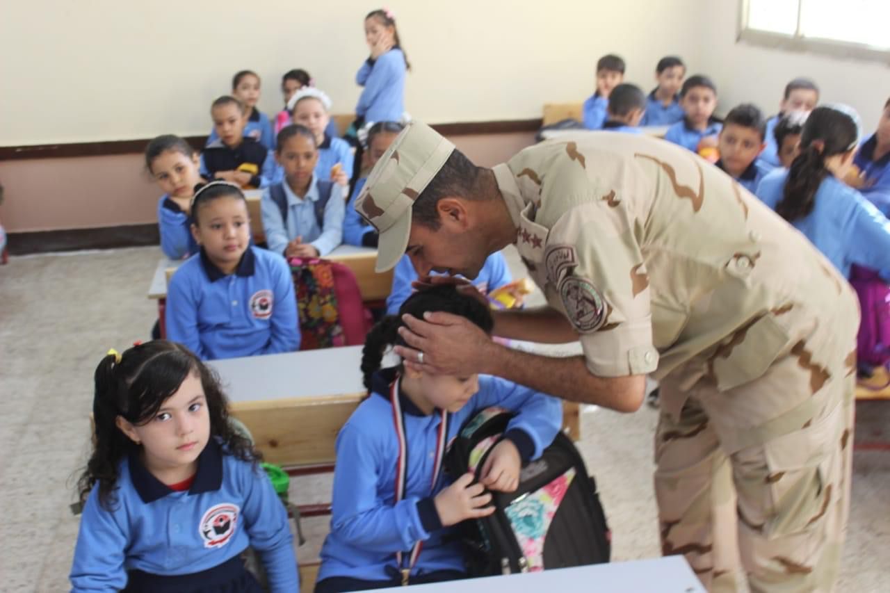 القوات المسلحة ترافق  أبناء الشهداء ومصابى العمليات للمدارس فى بداية العام الدراسى الجديد  (3)