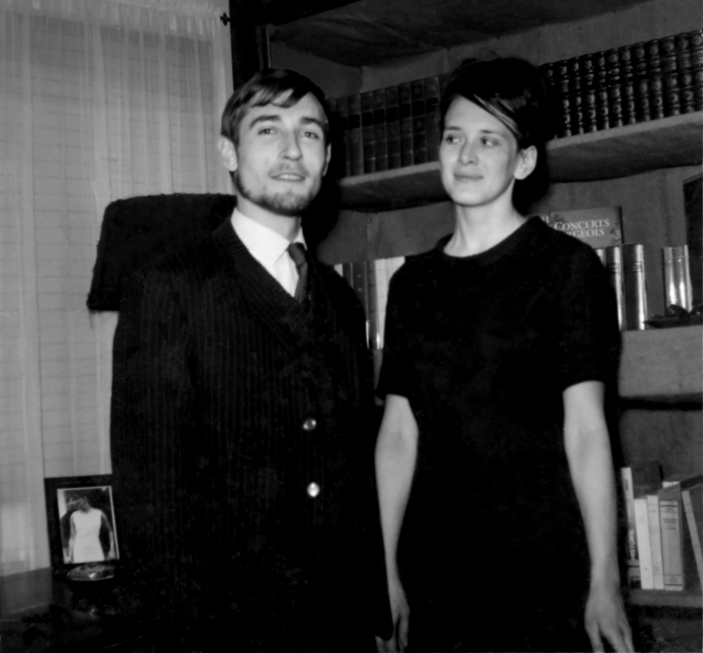 آنى إرنو الفائزة بجائزة نوبل للآداب مع زوجها