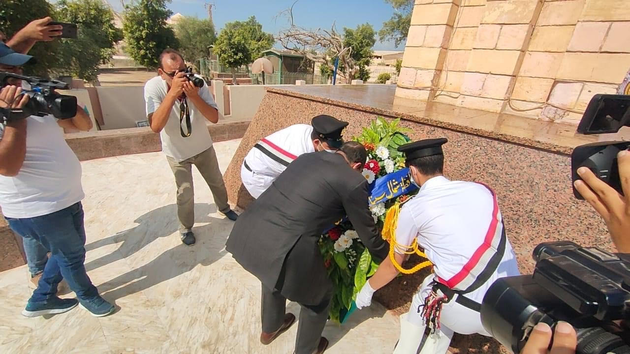 وضع اكليل الزهور على النصب التذكارى للجندى المجهول بشمال سيناء (3)