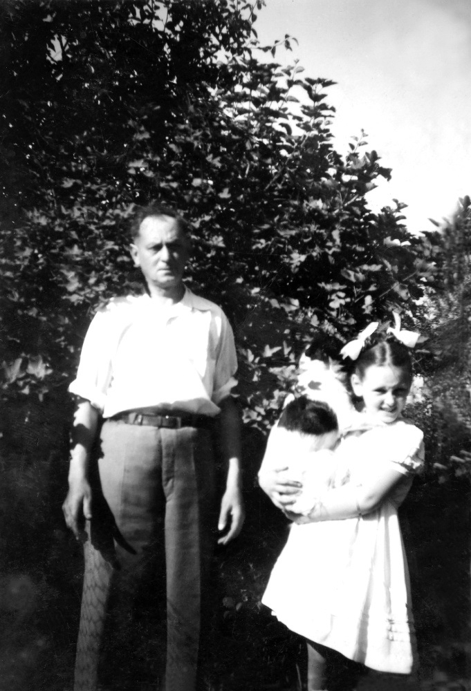 آنى إرنو وعمرها 9 سنوات مع والدها وكلبها