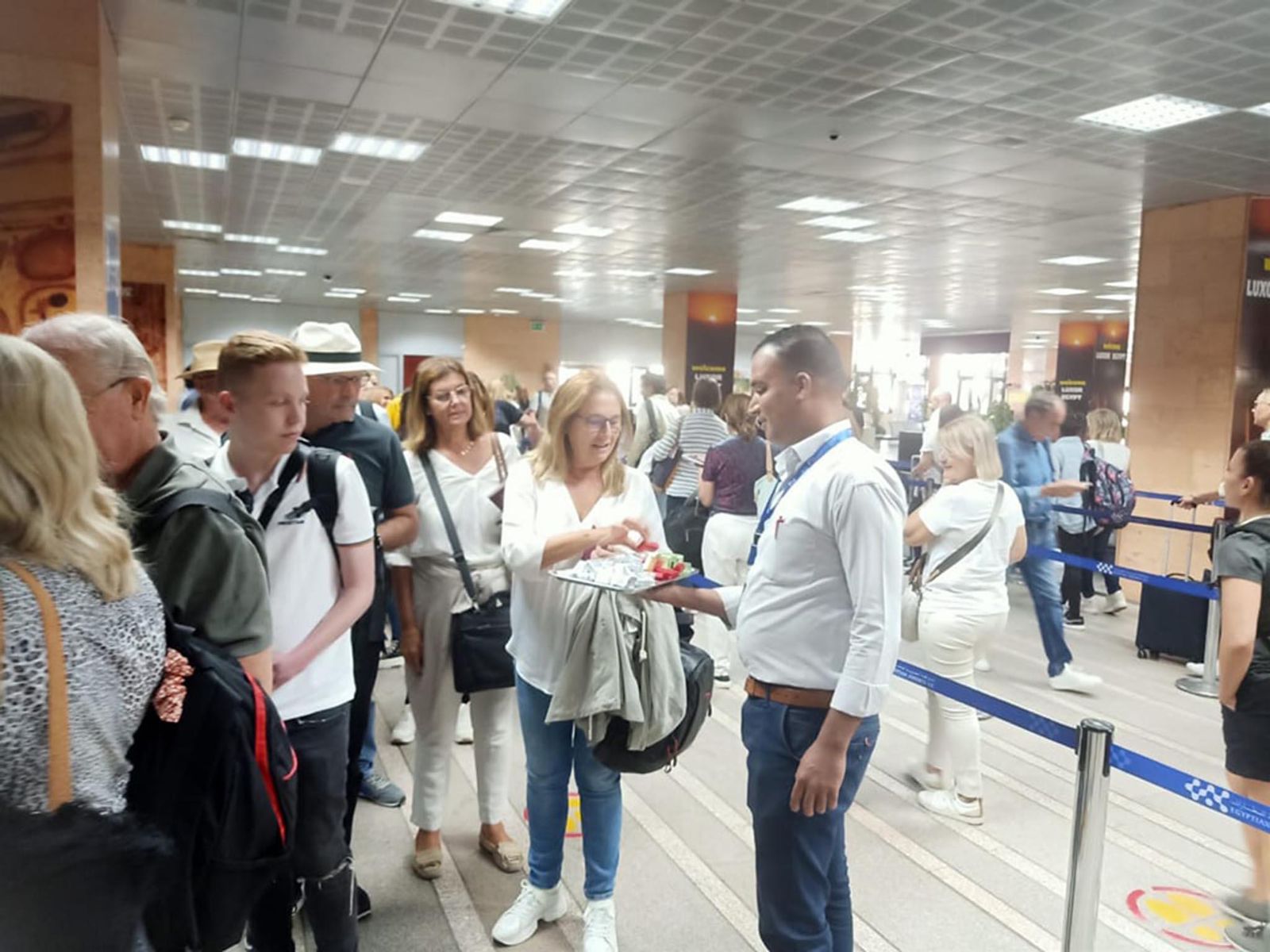 مطار الأقصر يستقبل أولي رحلات طيران البحر الأحمر من أسبانيا (1)