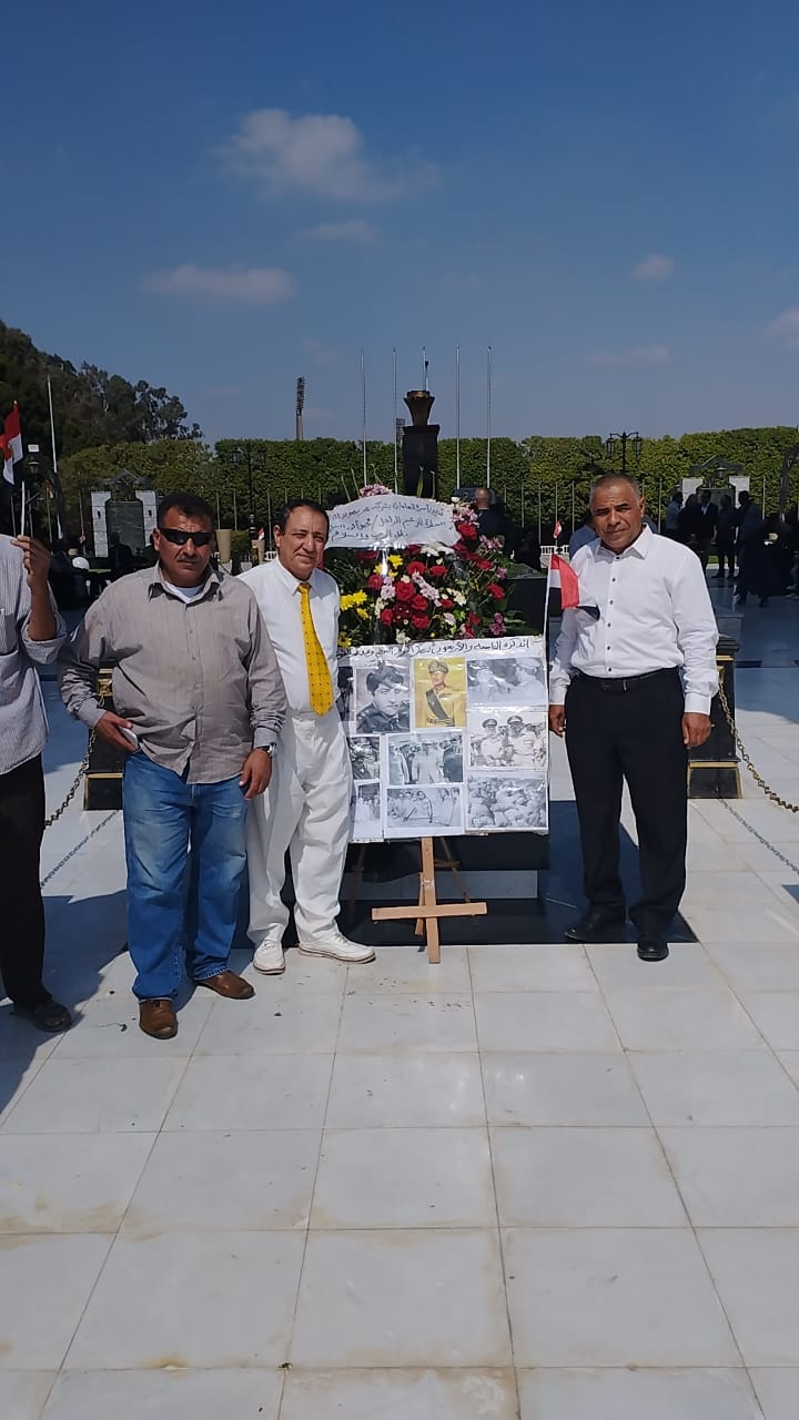 عدد من المواطنين يلتقطون الصور التذكارية