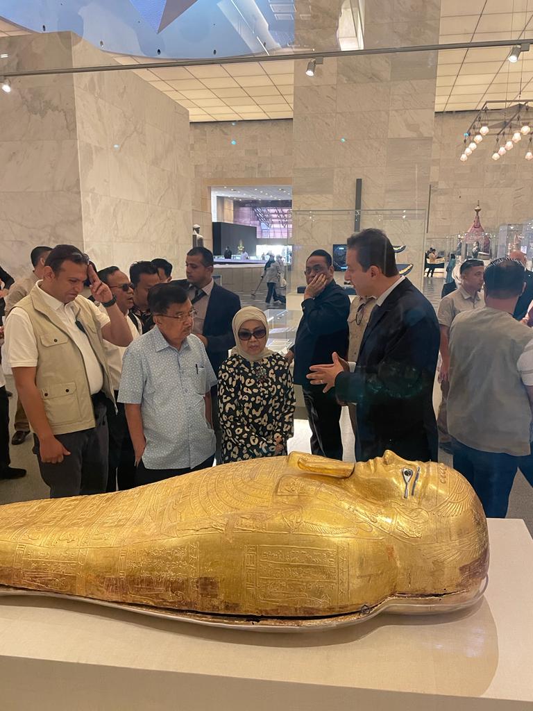 وفد دبلوماسي اندونيسي يزور متحف الحضارة