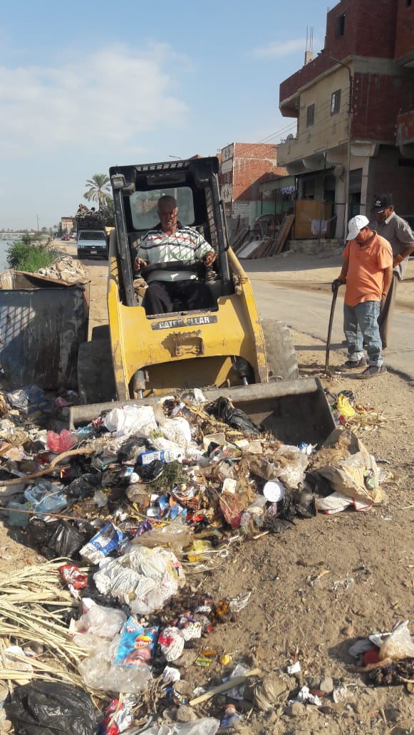 الأجهزة التنفيذية لمحافظة الإسماعيلية تشن حملة نظافة فى الشوارع (6)