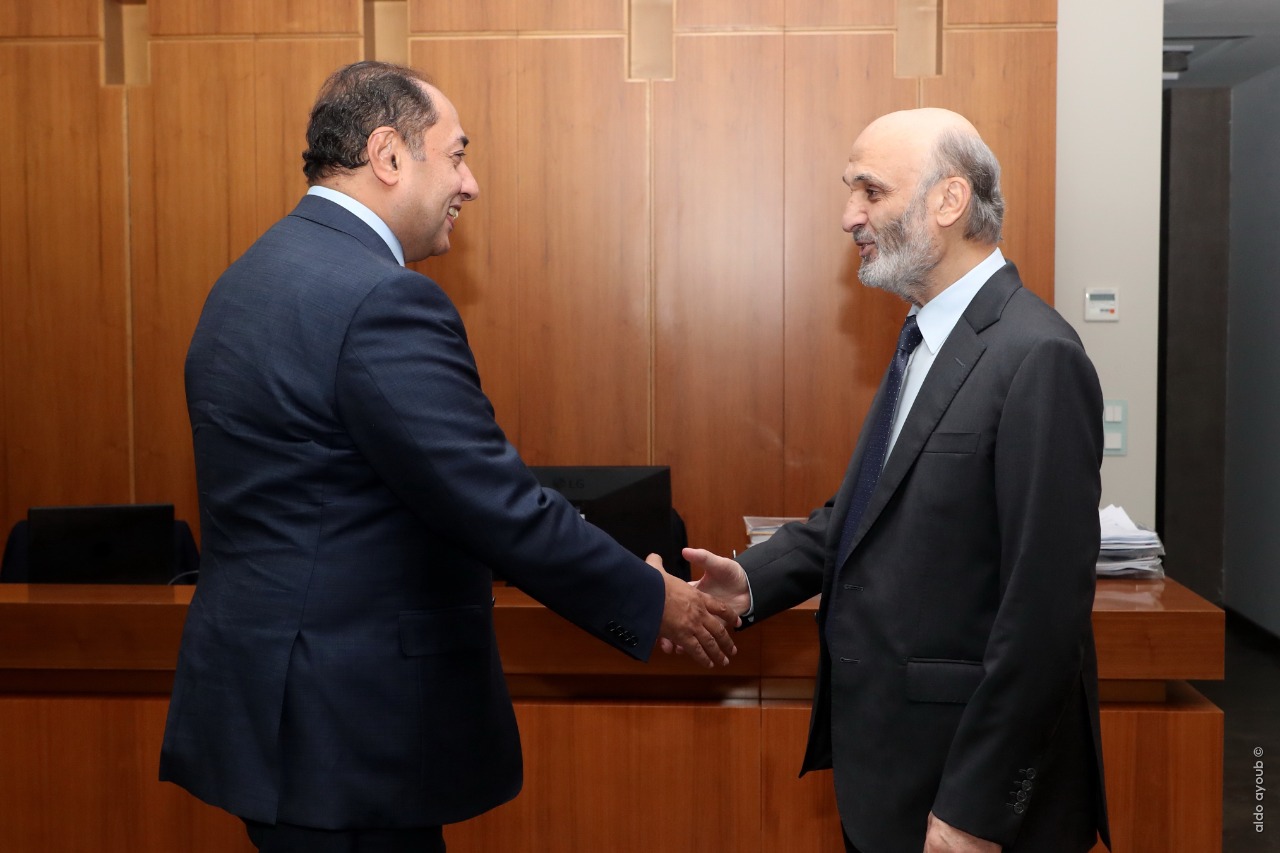 السفير حسام زكي يبحث مع سمير جعجع (1)
