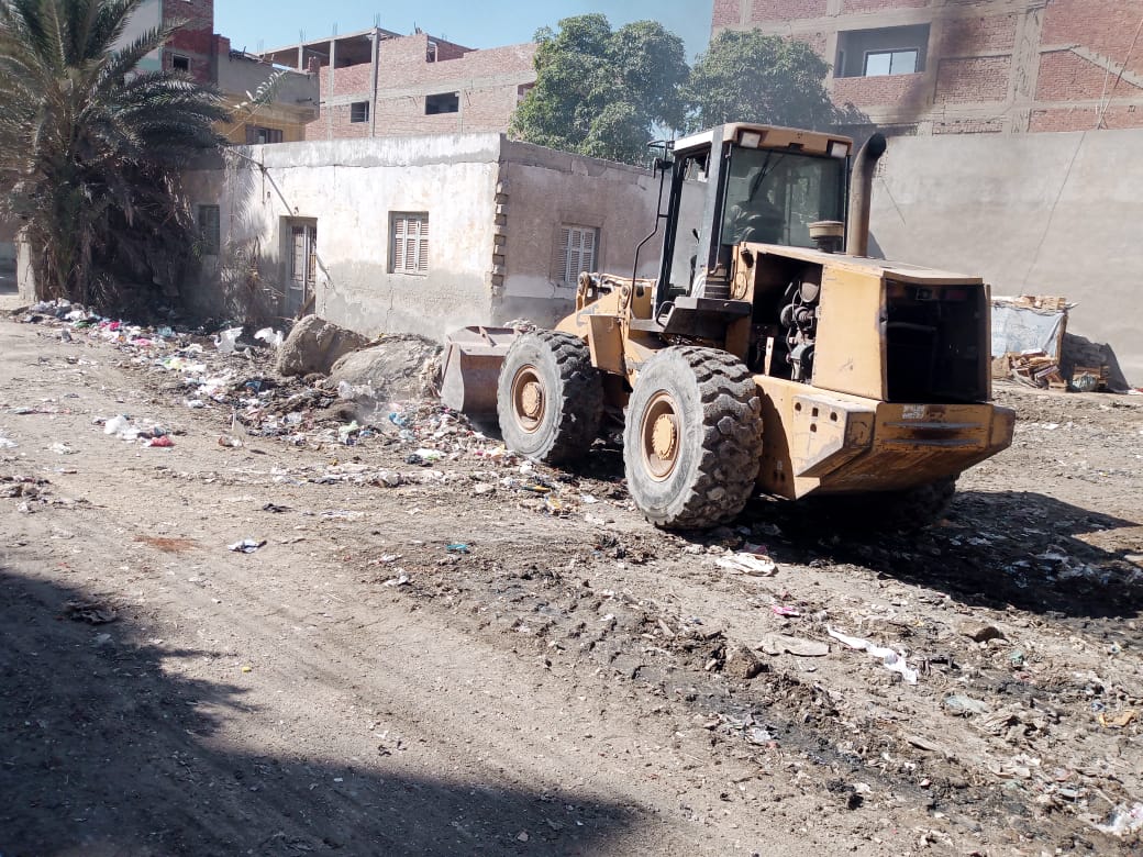 الأجهزة التنفيذية لمحافظة الإسماعيلية تشن حملة نظافة فى الشوارع (5)